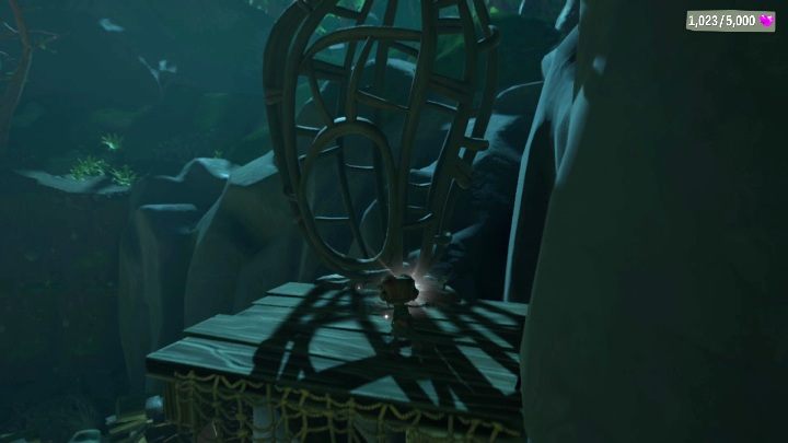 Aby dostać się do tej karty musicie wskoczyć na drewnianą platformę, która znajduje się przy zboczu góry - Psychonauts 2: PSI Challenge Card, Green Needle Gulch - gdzie znaleźć? - Psychonauts 2 - poradnik do gry