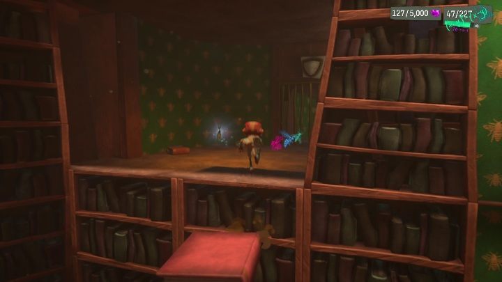 Ta zawieszka znajduje się na półce, na której jest przejście do książki, które przyda was się, aby dostać się do kolejnego etapu - Psychonauts 2: Emotional Baggage, Cassies Collection - gdzie znaleźć? - Psychonauts 2 - poradnik do gry