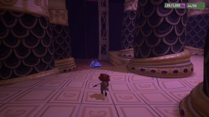 Bagaż znajdziecie w części z ogromnymi kolumnami, zaraz koło rodziny zaczepionej przy suficie - Psychonauts 2: Emotional Baggage, Fatherland Follies - gdzie znaleźć? - Psychonauts 2 - poradnik do gry