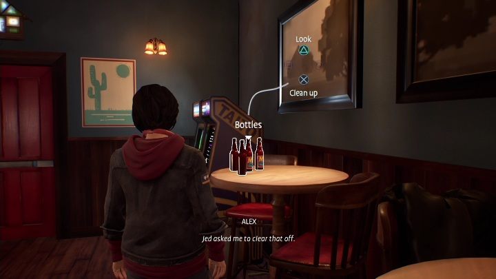 Koło stolika, na którym leżą butelki, siedzi Mac - Life is Strange True Colors: Rozdział 1, ważne wybory - lista wszystkich - Life is Strange True Colors - poradnik do gry