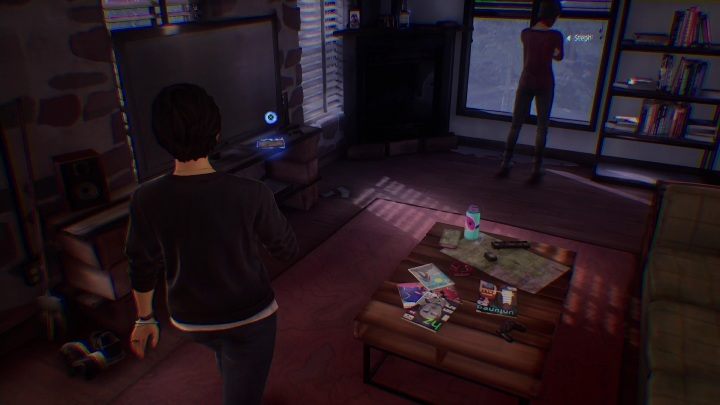 Następnie zbadajcie stół do piłkarzyków oraz grę, która leży zaraz pod telewizorem - Life is Strange True Colors: Spotkanie ze Steph - solucja, opis przejścia - Life is Strange True Colors - poradnik do gry