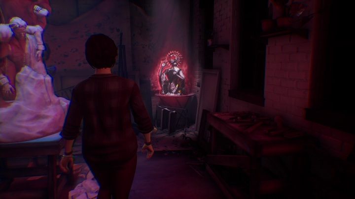 W kącie, na niewielkim stole, stoi duża okazała praca - Life is Strange True Colors: Charlotte - solucja, opis przejścia - Life is Strange True Colors - poradnik do gry