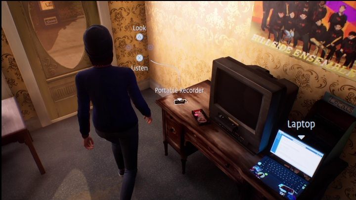 Nagranie znajduje się na samym końcu drewnianej szafki, na niej stoi również włączony laptop oraz telewizor kineskopowy - Life is Strange True Colors Wavelengths: Wiosna - solucja, opis przejścia - Life is Strange True Colors - poradnik do gry