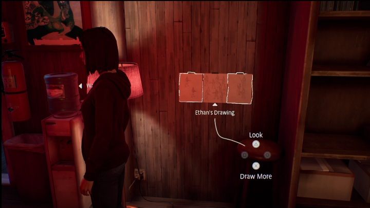 W magazynie, na ścianie zaraz przy drzwiach wejściowych, wiszą rysunki Ethana i Steph - Life is Strange True Colors Wavelengths: Jesień - solucja, opis przejścia - Life is Strange True Colors - poradnik do gry