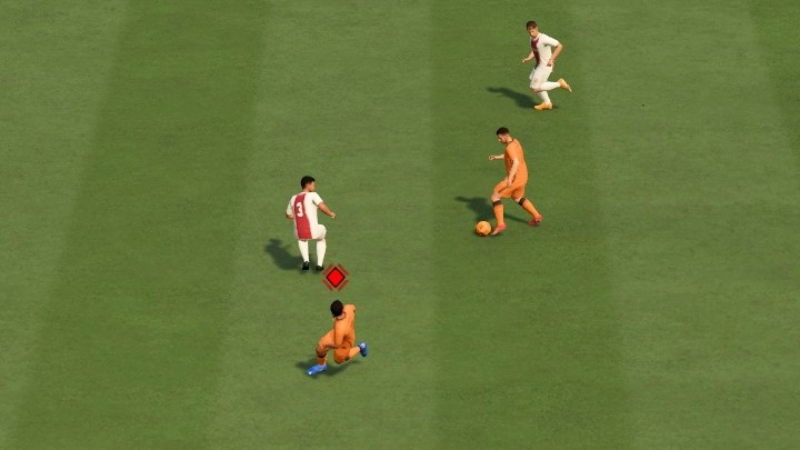 Po aktywowaniu blokady adresata możecie użyć prawego drążka kontrolera do wybrania piłkarza, który ma otrzymać podanie - FIFA 22: Zablokowanie adresata (Player Lock) - jak zrobić? - FIFA 22 - poradnik do gry