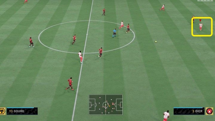 Analizując sytuację z powyższego obrazka można zauważyć, że środek pola jest całkowicie odsłonięty - FIFA 22: Podania - FIFA 22 - poradnik do gry