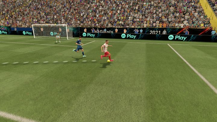 Podanie piętką to techniczne zagranie, które może zaskoczyć przeciwnika - FIFA 22: Podania - FIFA 22 - poradnik do gry