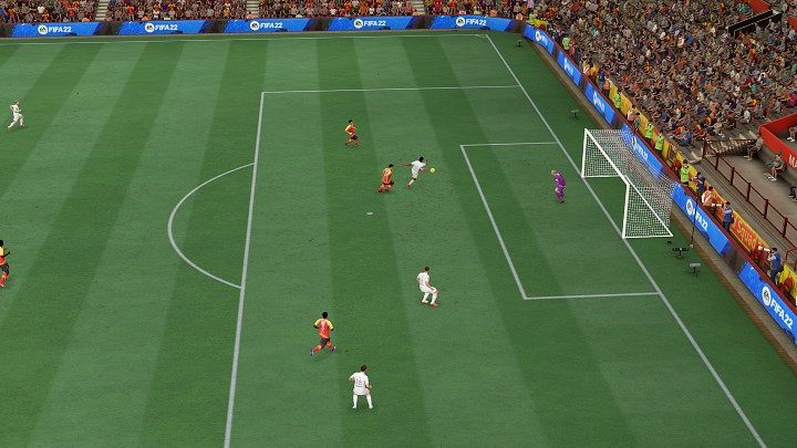 Niskie dośrodkowanie wykonywane jest tuż nad murawą, dlatego jest zazwyczaj nieskuteczne w momencie, gdy w polu karnym przeciwnika znajduje się wielu obrońców - FIFA 22: Dośrodkowania - FIFA 22 - poradnik do gry