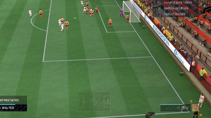 Przed wykonaniem rzutu rożnego, w polu karnym przeciwnika pojawi się charakterystyczny kursor, którym będziecie mogli ustalić miejsce dogrania futbolówki - FIFA 22: Stałe fragmenty gry - FIFA 22 - poradnik do gry