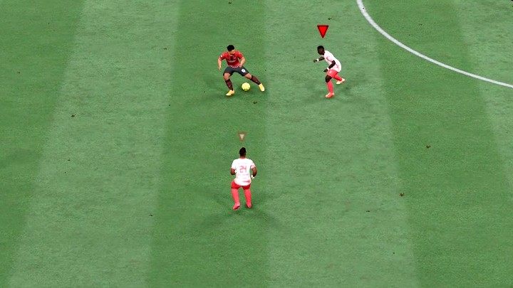 W grze FIFA 22 można dowolnie przełączać się pomiędzy piłkarzami, aby zawsze kontrolować zawodnika znajdującego się jak najbliżej futbolówki - FIFA 22: Defensywa - techniki podstawowe - FIFA 22 - poradnik do gry
