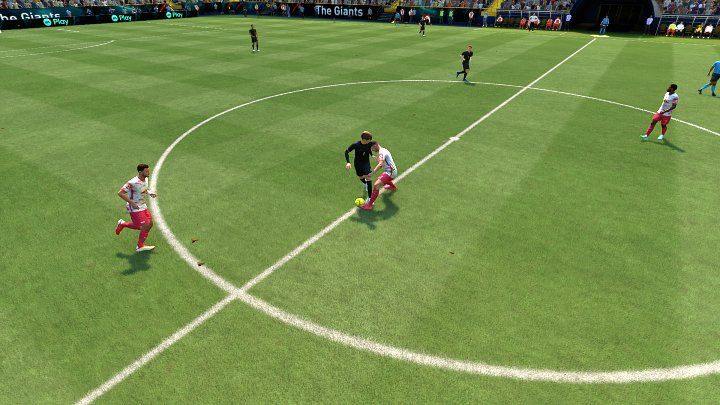 Klasyczny odbiór piłki jest najskuteczniejszy w momencie, gdy przeciwnik kieruje się bezpośrednio na Waszego zawodnika lub gdy jesteście w stanie go nieco wyprzedzić i wyłuskać futbolówkę w trakcie biegu - FIFA 22: Defensywa - techniki podstawowe - FIFA 22 - poradnik do gry