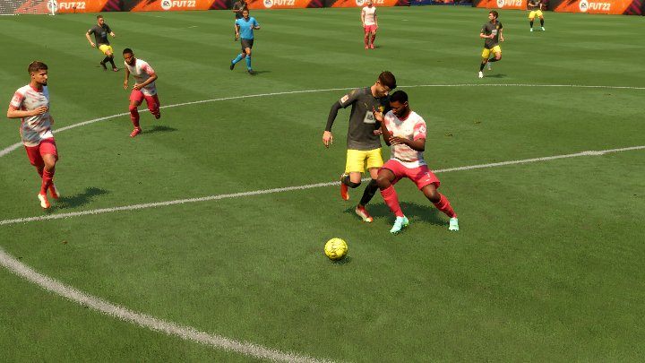 Gdy uda Wam się zrównać z zawodnikiem przeciwnika, często dojdzie do sytuacji w której dwoje piłkarzy będzie walczyć bark w bark o futbolówkę - FIFA 22: Defensywa - techniki zaawansowane - FIFA 22 - poradnik do gry