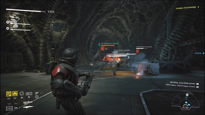 Po prawej stronie od żołnierza z nieśmiertelnikiem, znajduje się skrzynia z zaopatrzeniem i amunicją, oraz apteczka - Aliens Fireteam Elite: Poszukiwanie - solucja, opis przejścia - Aliens Fireteam Elite - poradnik do gry