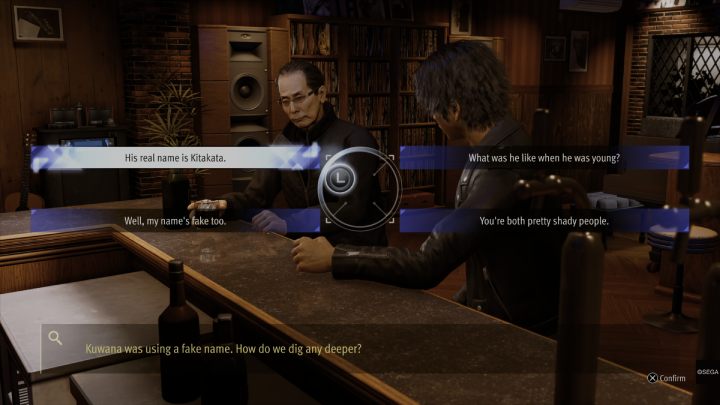 Udajcie się do Survive Bar i porozmawiajcie z mężczyzną siedzącym przy barze - Lost Judgment: Chapter 9 The Weight of Guilt - solucja, opis przejścia - Lost Judgment - poradnik do gry