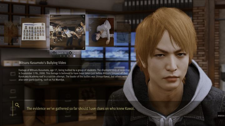Pod koniec rozmowy wybierzcie nagranie jako dowód w sprawie, następnie odpocznijcie na kanapie - Lost Judgment: Chapter 9 The Weight of Guilt - solucja, opis przejścia - Lost Judgment - poradnik do gry