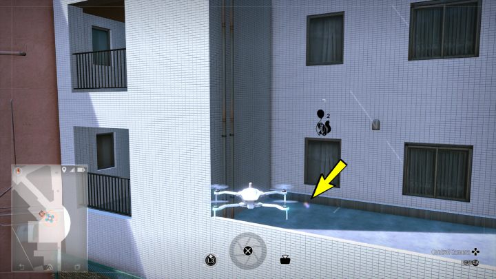 Przy pomocy drona podnieście item Dog Food, leżący pod oknem - Lost Judgment: Squirrel search Bar District - wszystkie wiewiórki, mapa - Lost Judgment - poradnik do gry