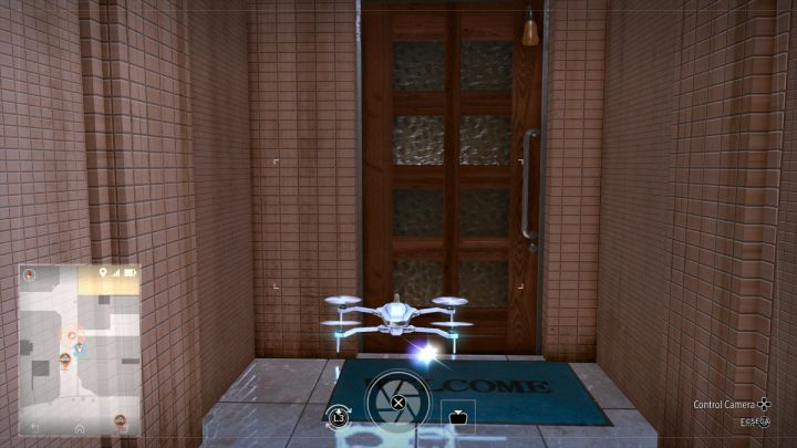 Użyjcie drona, aby podnieść item Elegant Paint, który leży na macie pod drzwiami - Lost Judgment: Squirrel search Isezaki Road - wszystkie wiewiórki, mapa - Lost Judgment - poradnik do gry