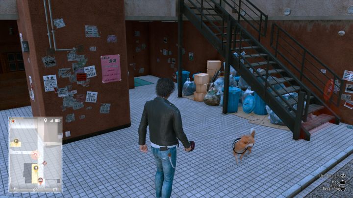 Przy pomocy psiego detektywa odnajdziecie Play Pass, leżący przy stercie śmieci pod schodami - Lost Judgment: Squirrel search Isezaki Road - wszystkie wiewiórki, mapa - Lost Judgment - poradnik do gry