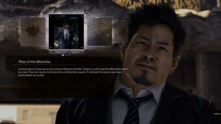 Będąc w budynku, zeskoczcie w dół, aby przyjrzeć się miejscu zbrodni - Lost Judgment: Chapter 4 Red Knife - solucja, opis przejścia - Lost Judgment - poradnik do gry