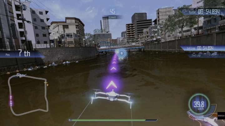 Po wybraniu toru wyścigowego podążajcie za wyznacznikami na ekranie - Lost Judgment: Let the Drones Fly - solucja, opis przejścia - Lost Judgment - poradnik do gry