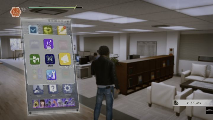 Wróćcie do biura na 3 piętrze i wezwijcie psa korzystając z aplikacji Detective Dog - Lost Judgment: The Chaos of the Masked Writer - solucja, opis przejścia - Lost Judgment - poradnik do gry