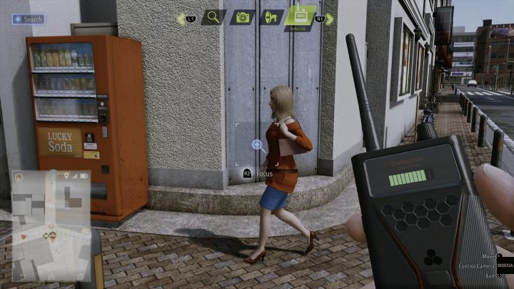 Przy użyciu detektora zbadajcie kobietę w czerwonym swetrze - Lost Judgment: Dastardly Detective, The Wandering Bug - solucja, opis przejścia - Lost Judgment - poradnik do gry