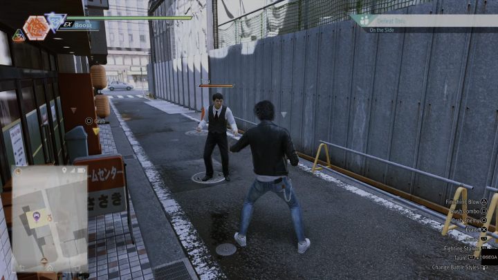 Po przerywniku filmowym pokonajcie pracownika salonu gier - Lost Judgment: Dastardly Detective Grasping Attention - solucja, opis przejścia - Lost Judgment - poradnik do gry