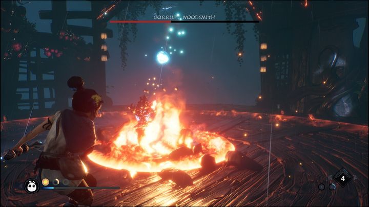 Boss w tej fazie może skorzystać jeszcze z jednego ataku, mianowicie podejdzie na środek areny po czym zacznie wykuwać rzeczy w ogniu - Kena Bridge of Spirits: Corrupt Woodsmith - boss, jak pokonać? - Kena Bridge of Spirits - poradnik do gry