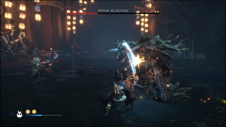 W momencie, gdy zniszczycie kwiat na jego plecach, odblokujecie możliwość korzystania z Rot, aby oszołomić bossa - Kena Bridge of Spirits: Shrine Guardian - boss, jak pokonać? - Kena Bridge of Spirits - poradnik do gry