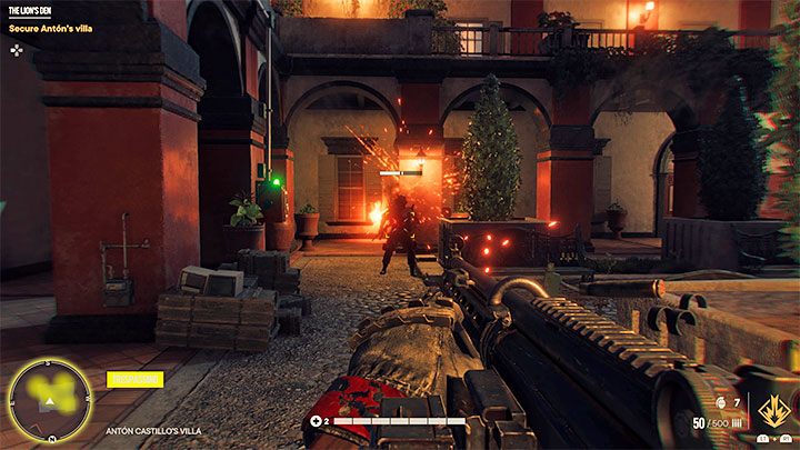 Radzimy pozostawać jak najdłużej na górnych balkonikach, choć oczywiście zmieniajcie nieco swoją pozycję jeśli znajdziecie się pod dużym ostrzałem lub jeśli w okolicy wylądują granaty - Far Cry 6: W jaskini lwa (The Lions Den) - solucja, opis przejścia - Far Cry 6 - poradnik do gry