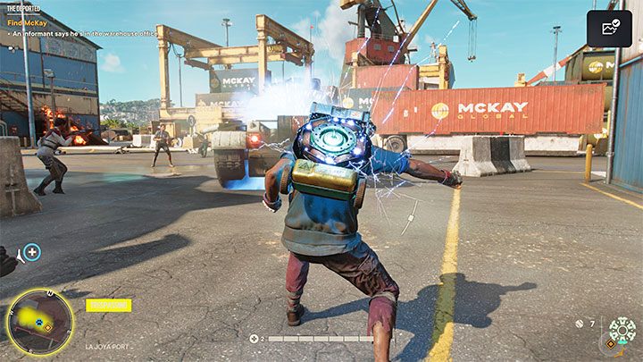 Wyruszcie w stronę magazynu znajdującego się w porcie, przy czym spodziewajcie się tego, że wyjedzie z niego nagle wrogi czołg - Far Cry 6: Deportacja (The Deported) - solucja, opis przejścia - Far Cry 6 - poradnik do gry