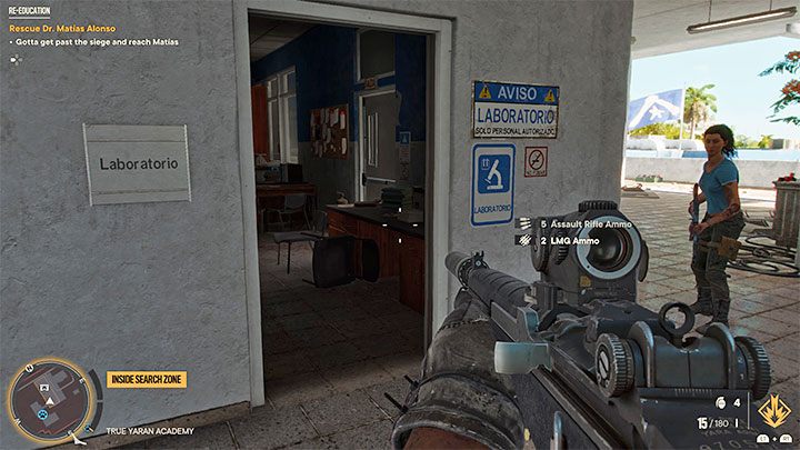 Docelowo musicie znaleźć w jednym z budynków pomieszczenie laboratorium - rozpoznacie je po plakietce Laboratorio - Far Cry 6: Reedukacja (Re-Education) - solucja, opis przejścia - Far Cry 6 - poradnik do gry