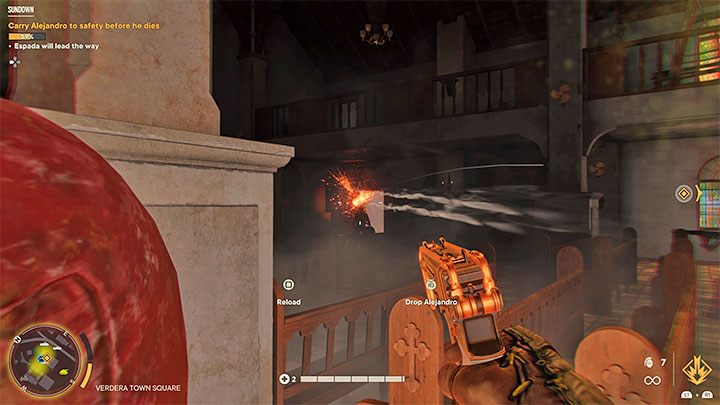 Podejdźcie do leżącego na ziemi ciężko rannego Alejandro i wciśnijcie prawą gałkę analogową żeby zacząć przenosić sojusznika - Far Cry 6: Zachód słońca (Sundown) - solucja, opis przejścia - Far Cry 6 - poradnik do gry