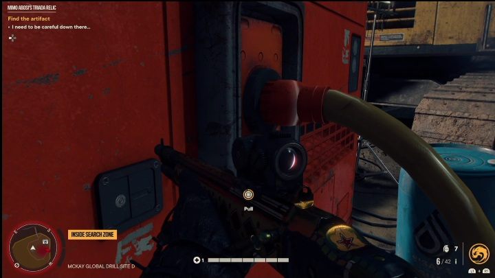 Wyjdźcie z jaskini, namierzcie czerwony obiekt, który przykryty jest drewnianymi paletami - Far Cry 6: Relikwia Triady Mimo Abosiego - Wyprawy po skarby (El Este) - Far Cry 6 - poradnik do gry