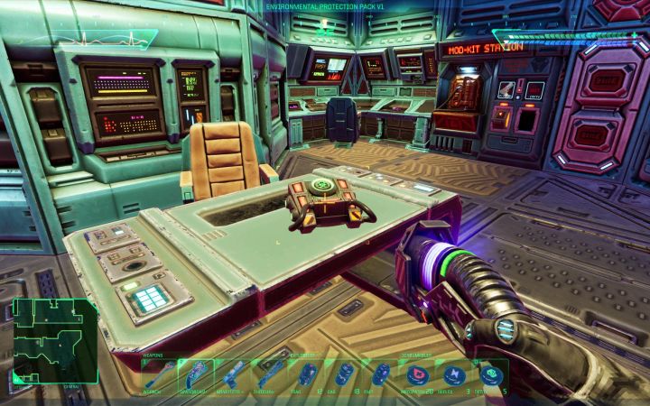Na biurku leży plecak ochrony środowiskowej V1 i zostanie on zainstalowany jako jeden z modułów - System Shock Remake: Jak unikać promieniowania i zanieczyszczenia biologicznego? - System Shock Remake - poradnik do gry