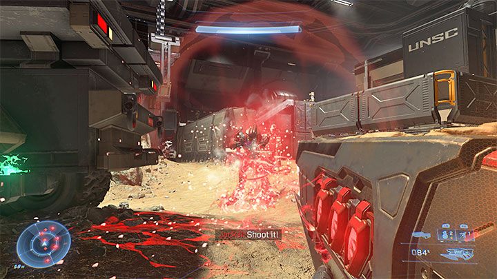 W hangarze oprócz zwykłych broni i granatów odnajdziecie też ciężkie bronie, a nawet pojazd Guziec z dostępnym działkiem maszynowym - Halo Infinite: Gmach Rozrachunku - solucja, opis przejścia - Halo Infinite - poradnik do gry