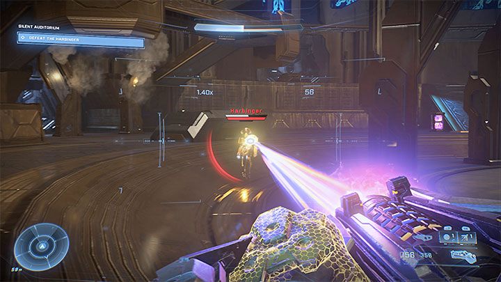 Przeciwniczka ma biały pasek tarczy i jak już doskonale wiecie jego wyczerpanie jest wymagane do tego żeby docelowo móc zacząć pozbawiać bossa czerwonego paska zdrowia - Halo Infinite: Ciche audytorium - solucja, opis przejścia - Halo Infinite - poradnik do gry