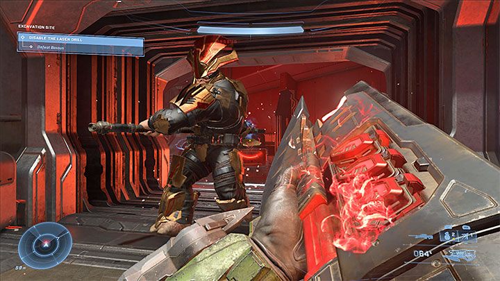 Bassus korzysta w trakcie pojedynku z wielkiego grawitacyjnego młota i oznacza to, że Waszym priorytetem powinno być trzymanie bossa na dystans - Halo Infinite: Bassus - boss, jak pokonać? - Halo Infinite - poradnik do gry