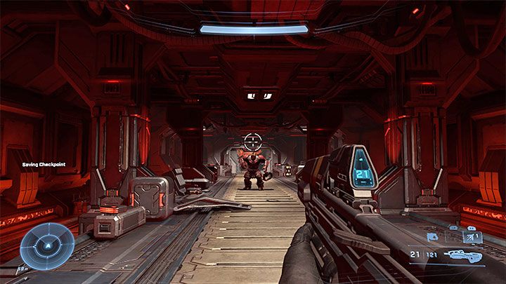 Podczas pierwszego starcia z Wygnańcem atakujcie go na odległość żeby nie otrzymać obrażeń od szarży lub oddalajcie się szybko z pomocą wyrzutni linowej - Halo Infinite: Okręt wojenny Gbraakon - solucja, opis przejścia - Halo Infinite - poradnik do gry