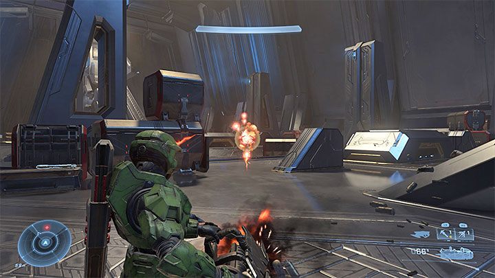 Niektórzy z napotkanych wrogów będą używali dział Scrap Cannon - jest to kategoria ciężkich broni, czyli takich, po zabraniu których kamera przełącza się na widok tpp - Halo Infinite: Konserwatorium - solucja, opis przejścia - Halo Infinite - poradnik do gry