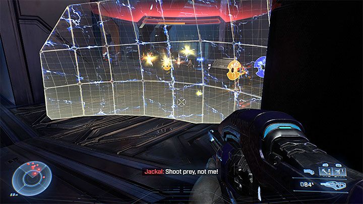 Na potrzeby pozyskania czaszki nie możecie zniszczyć żadnego ze strażników, nawet jeśli latająca maszyna eksploduje w wyniku silnego ataku wymierzonego w innego przeciwnika - Halo Infinite: Bandana, 5. czaszka (Ciche audytorium) - gdzie znaleźć? - Halo Infinite - poradnik do gry