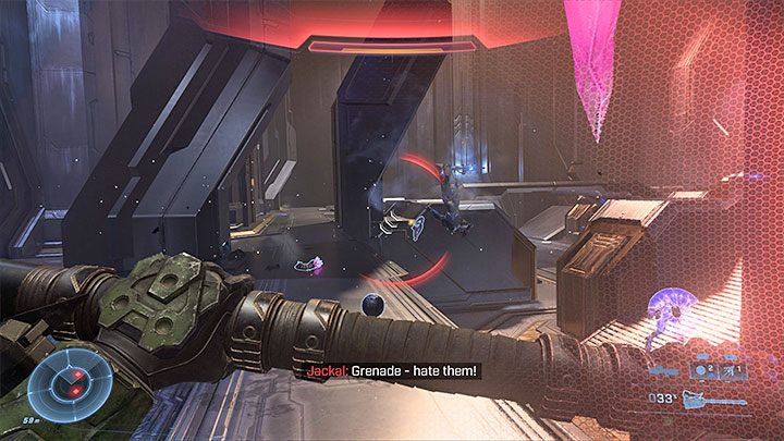 Wrogowie z Halo Infinite są bardziej rozgarnięci od typowych przeciwników z innych strzelanin i z dużą skutecznością mogą wyprowadzać różne rodzaje ataków - Halo Infinite: Porady na start - Halo Infinite - poradnik do gry