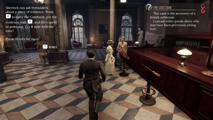 Informacje na temat gościa siedzącego przy stoliku znajdziecie u kobiety, stojącej przy barze - Sherlock Holmes Chapter One: Matczyna miłość, hotel - solucja, opis przejścia - Sherlock Holmes Chapter One - poradnik do gry