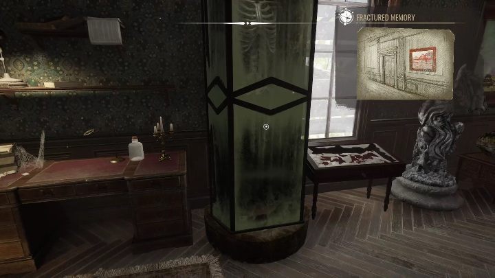 Przy drugim biurku znajdziecie szkielet mężczyzny zamknięty za szkłem - Sherlock Holmes Chapter One: Matczyna miłość, Gabinet osobliwości - solucja - Sherlock Holmes Chapter One - poradnik do gry