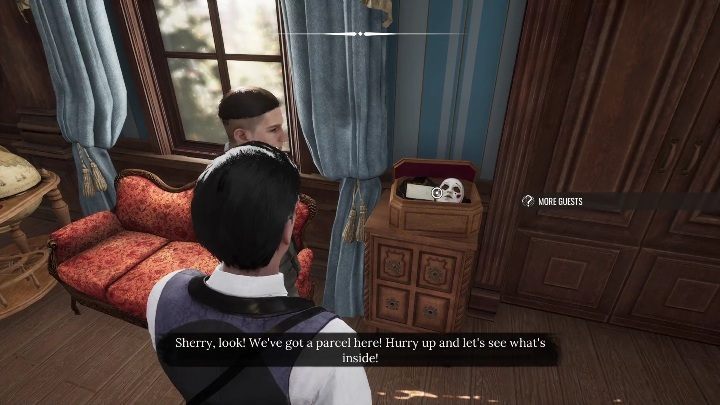 Po wyjściu z gabinetu Jon zwróci uwagę na kolejną przesyłkę, która została dostarczona do mieszkania - Sherlock Holmes Chapter One: Matczyna miłość, Gabinet osobliwości - solucja - Sherlock Holmes Chapter One - poradnik do gry