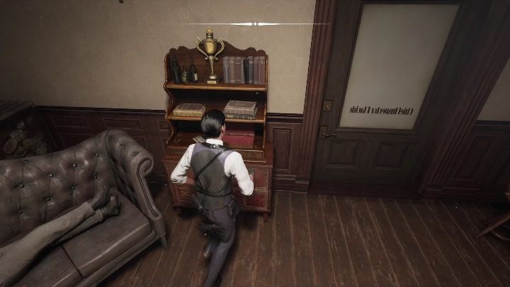 Kolejne co musicie zrobić to sprawdzenie drewnianej szafki - Sherlock Holmes Chapter One: Pracowita pszczółka - solucja, opis przejścia - Sherlock Holmes Chapter One - poradnik do gry