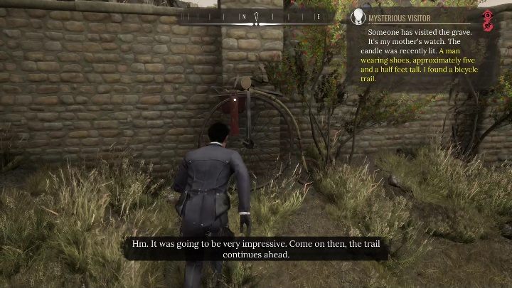 Przed płotem, zaraz obok białego muru są ślady kół od roweru - Sherlock Holmes Chapter One: Matczyna miłość, cmentarz - solucja, opis przejścia - Sherlock Holmes Chapter One - poradnik do gry