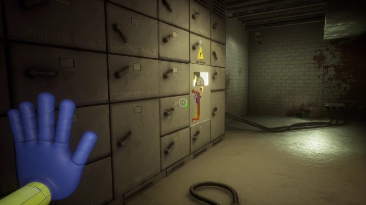 Idźcie na sam koniec pomieszczeni, aż zobaczycie płytę, którą możecie otworzyć - Poppy Playtime: Niebieska dłoń - solucja, opis przejścia - Poppy Playtime - poradnik do gry