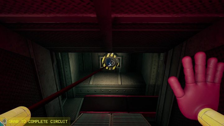 Lepszym wyborem będzie wejście na platformę od boku i zaczepienie dłoni z tego miejsca - Poppy Playtime: Taśmociąg - solucja, opis przejścia - Poppy Playtime - poradnik do gry