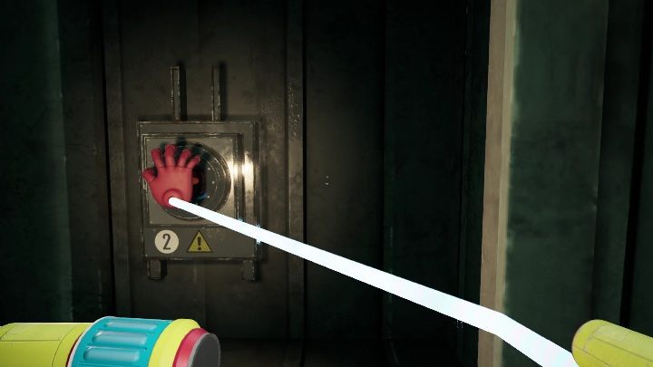 Po dotarciu do drugiego gniazdka, po prostu użyjcie drugiej dłoni i uderzcie w przełącznik - Poppy Playtime: Taśmociąg - solucja, opis przejścia - Poppy Playtime - poradnik do gry